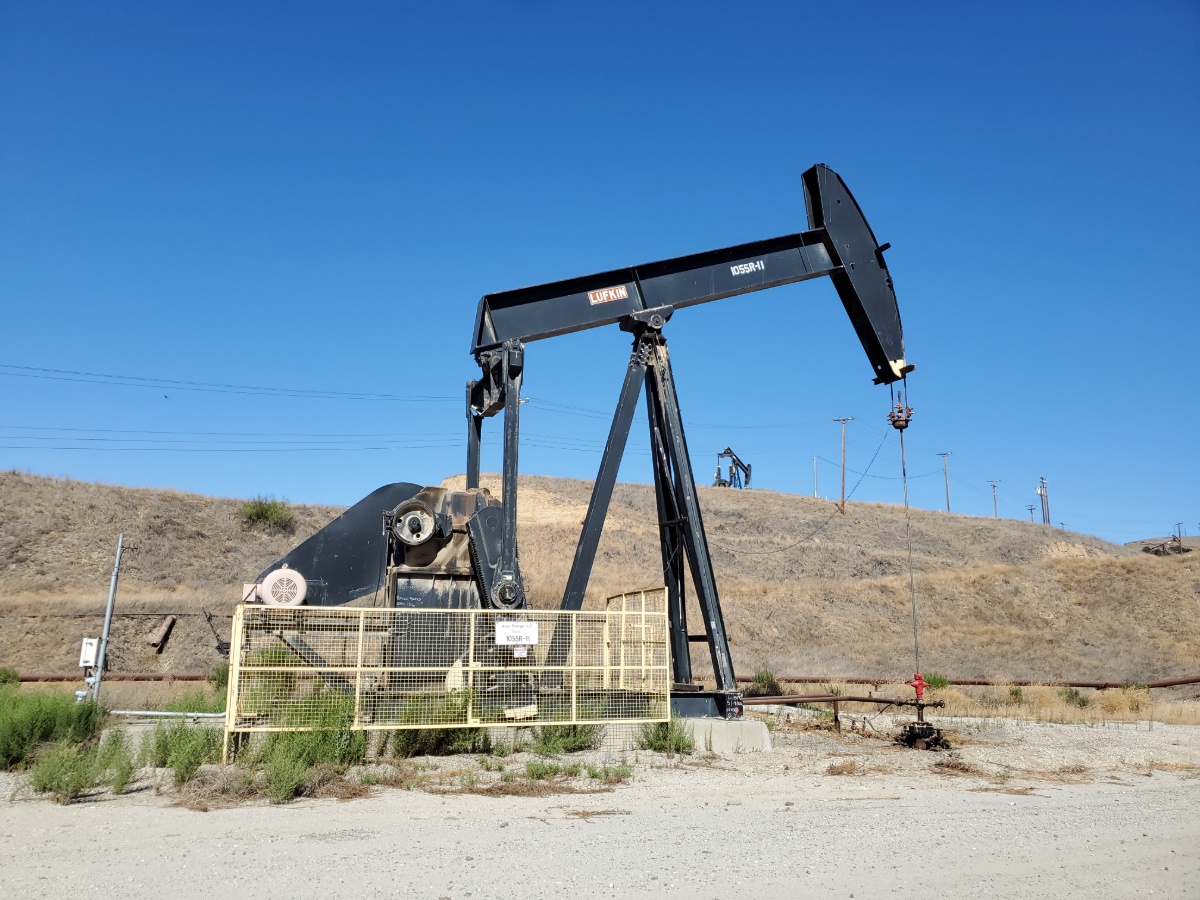oil derricks 